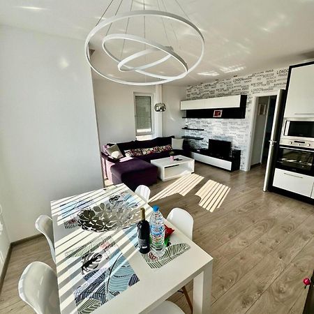 Briz Apartment; 2 Bdr; 6 Guests; Private Parking Варна Екстер'єр фото